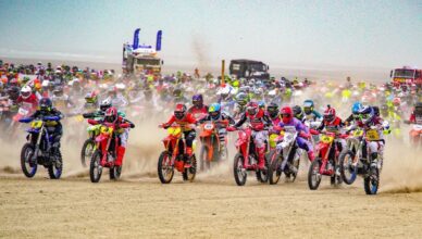 Pilotes sur la plage au départ de l'Enduropale du Touquet, finale du championnat de France des courses sur sable.