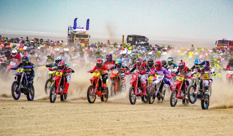 Pilotes sur la plage au départ de l'Enduropale du Touquet, finale du championnat de France des courses sur sable.