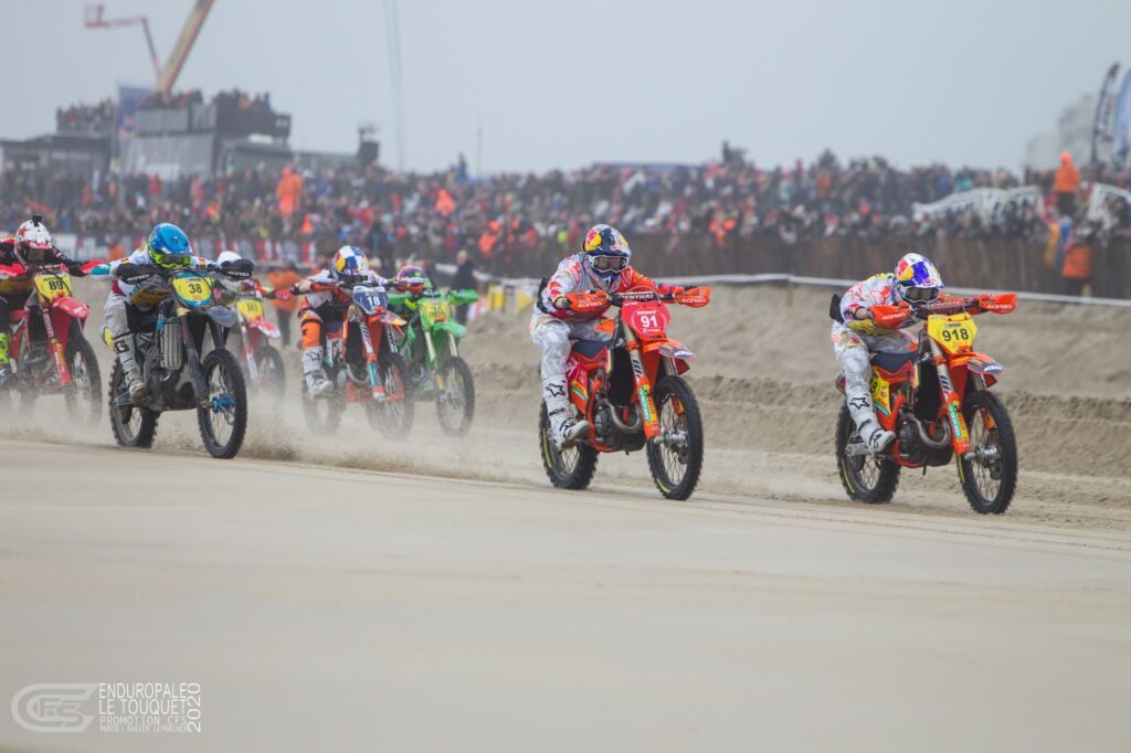 départ de l’Enduropale du Touquet avec les meilleurs pilotes lors d’une course de motocross sur sable