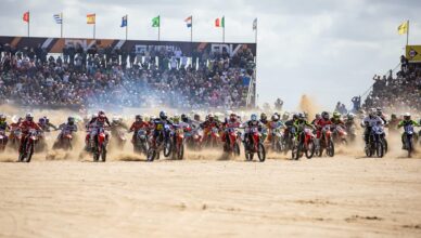 Départ massif de l’Enduro del Verano 2026 à Villa Gesell en Argentine, des centaines de pilotes motos s’élancent sur la plage dans un nuage de sable.