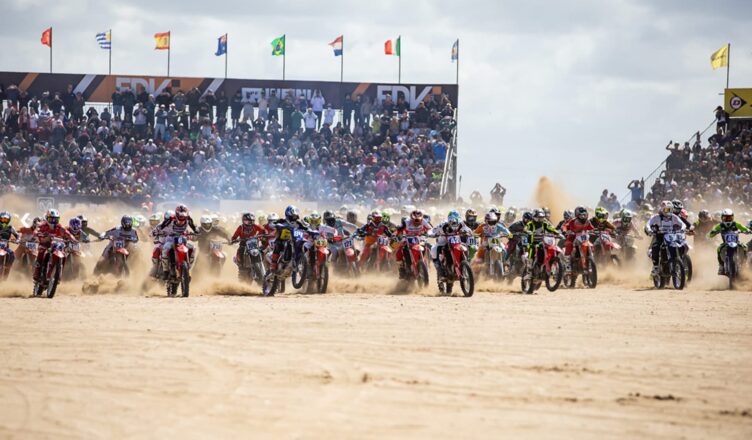 Départ massif de l’Enduro del Verano 2026 à Villa Gesell en Argentine, des centaines de pilotes motos s’élancent sur la plage dans un nuage de sable.