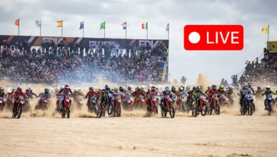 Départ de l’Enduro del Verano 2026 à Villa Gesell en Argentine, des centaines de pilotes motos s’élancent sur la plage lors de la course d’endurance sur sable.