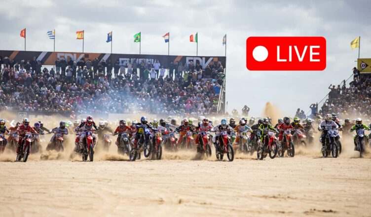Départ de l’Enduro del Verano 2026 à Villa Gesell en Argentine, des centaines de pilotes motos s’élancent sur la plage lors de la course d’endurance sur sable.